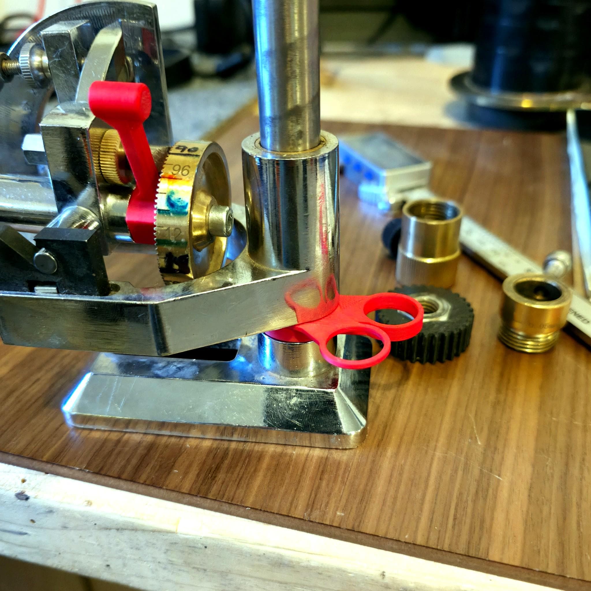 Side profile of the red mast height spacer seated beneath the VEVOR mast collar. Image highlights spacer thickness and the clearance created above the machine base, used to maintain quill height for true, flat girdle cutting after the cheater is removed.