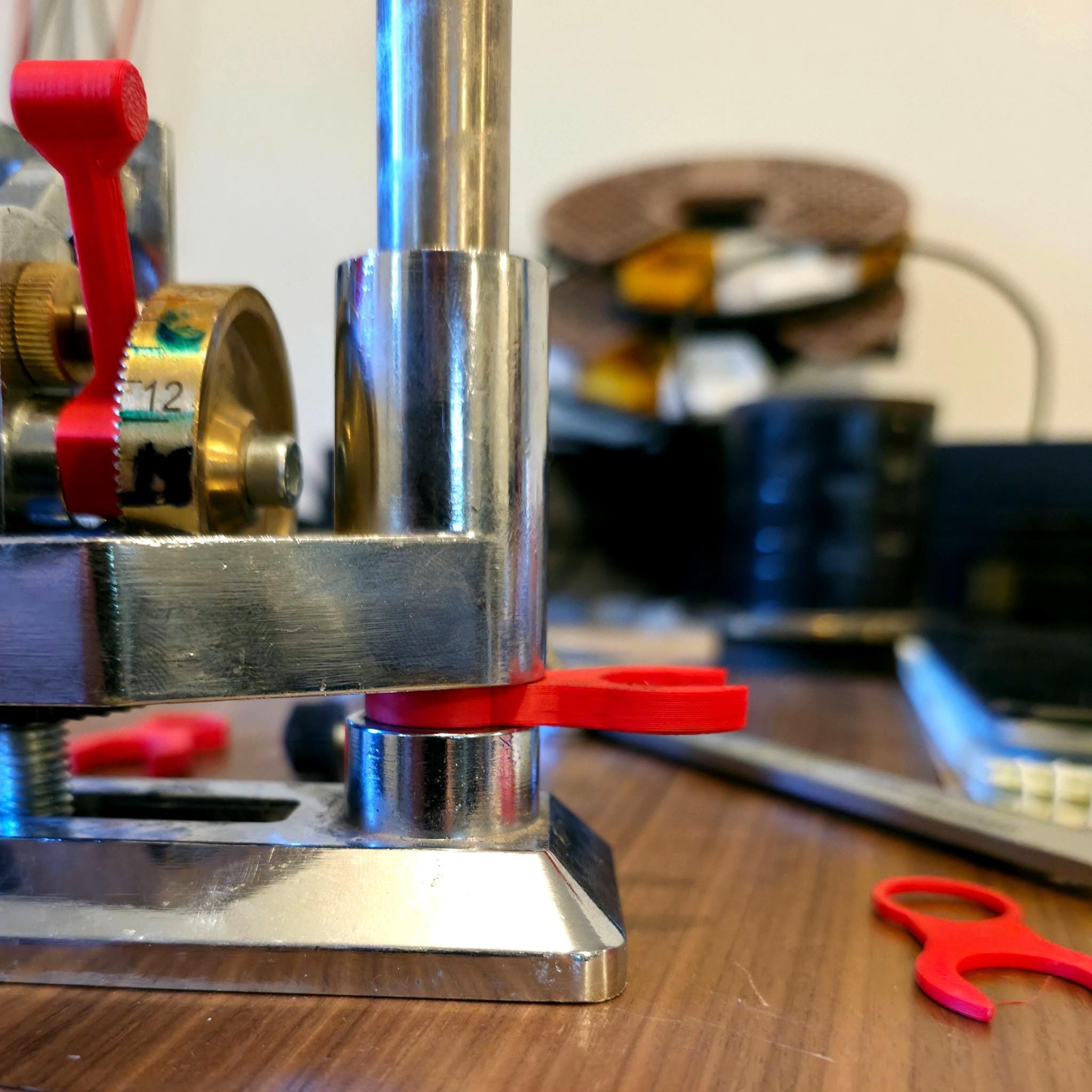 Top-down scene with one spacer clipped under the VEVOR mast and a second ring-style spacer nearby. Shows the stackable system with 2 mm and 5 mm pieces and the dual mounting methods: clip from the front or slide over the mast for a stable base height when cutting flat girdles.