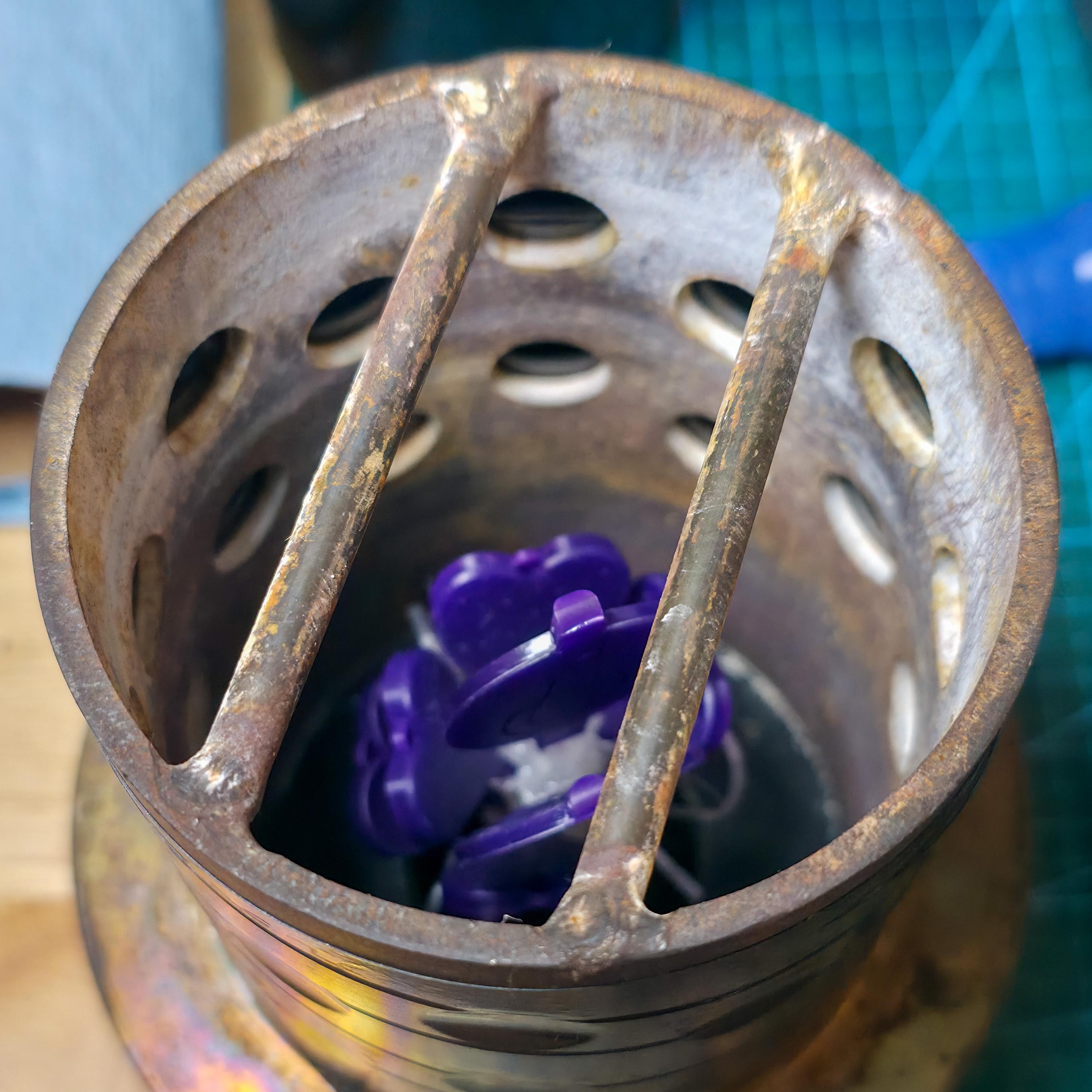 Series of purple resin heart prototypes lined up on a 3D printer bed, representing the design-to-cast stage in jewelry making. The focus captures surface smoothness, support structures, and pre-polish geometry.