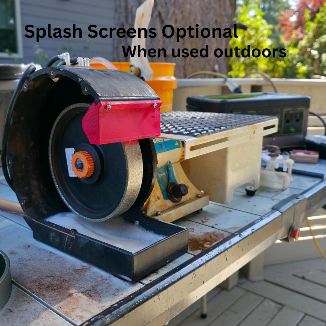 Close-up of the wet grinder and trimming saw on an outdoor workbench. The photo highlights modular splash guards, a water collection tray, and drainage features. Caption notes splash screens are optional when used outdoors, showcasing the unit’s adaptability to different working environments.