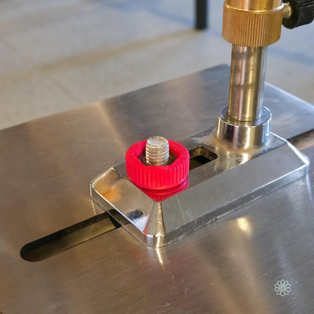 “Red knurled quick-change knob installed on the mast clamp of a Vevor faceting machine. The knob threads onto the factory bolt, replacing the standard metal nut to allow tool-free mast positioning. The textured grip provides better torque and fine control during angle adjustments and index transfers.”