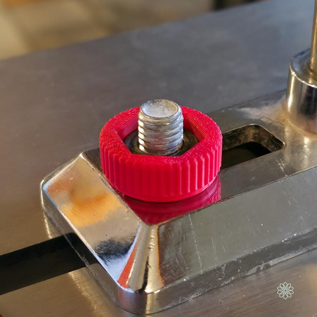 “Close-up of the red knurled mast knob mounted on a Vevor faceting machine’s mast slide bracket. The upgraded knob allows gem cutters to reposition the mast without pliers or wrenches, increasing speed during preforming and fine-cut passes. Visible threading and grip texture emphasize its ergonomic, tool-free design.”