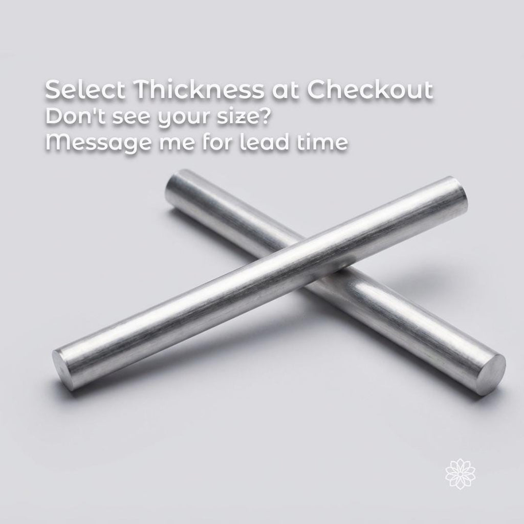 Two 7075 aluminum round stock bars crossed on a light background, showcasing consistent diameter and clean-cut ends. CNC and lathe-ready aluminum bar stock known for high strength-to-weight ratio, stiffness, and excellent machinability for structural and precision applications.