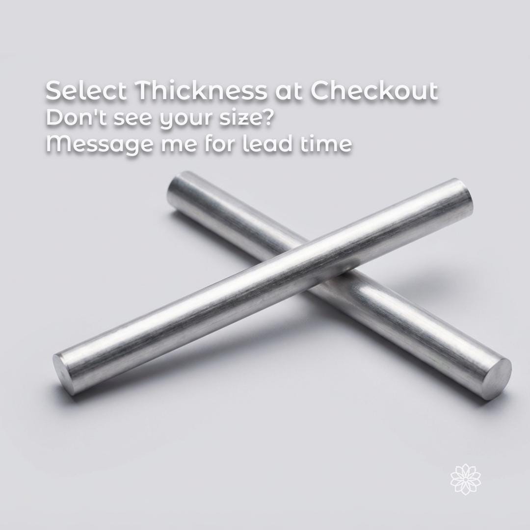 Two 7075 aluminum round stock bars crossed on a light background, showcasing consistent diameter and clean-cut ends. CNC and lathe-ready aluminum bar stock known for high strength-to-weight ratio, stiffness, and excellent machinability for structural and precision applications.